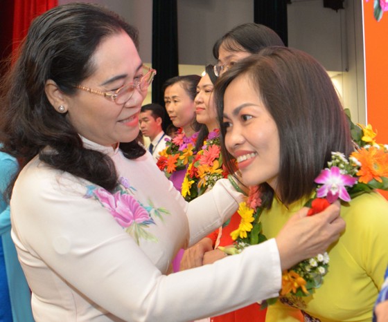 Lãnh đạo TPHCM gặp gỡ 636 nhà giáo tiêu biểu nhân kỷ niệm 40 năm Ngày Nhà giáo Việt Nam  ảnh 8