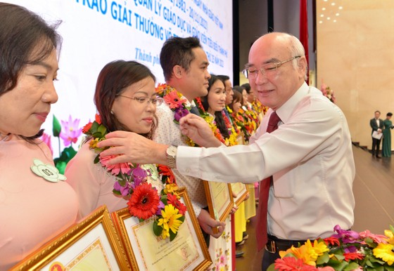 Lãnh đạo TPHCM gặp gỡ 636 nhà giáo tiêu biểu nhân kỷ niệm 40 năm Ngày Nhà giáo Việt Nam  ảnh 9