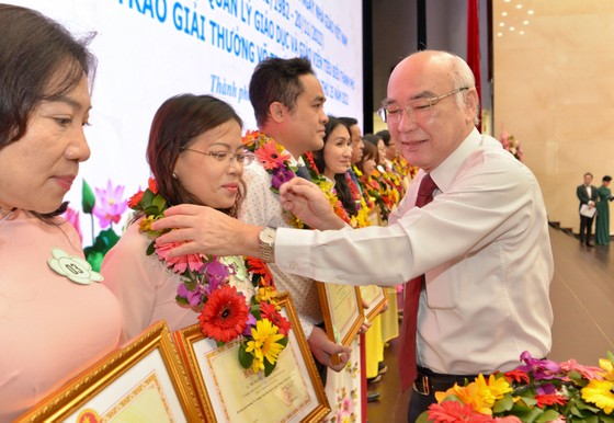 Lãnh đạo TPHCM gặp gỡ 636 nhà giáo tiêu biểu nhân kỷ niệm 40 năm Ngày Nhà giáo Việt Nam  ảnh 9