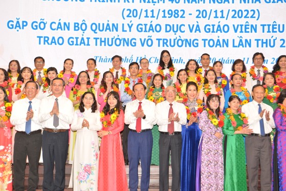 Lãnh đạo TPHCM gặp gỡ 636 nhà giáo tiêu biểu nhân kỷ niệm 40 năm Ngày Nhà giáo Việt Nam  ảnh 1