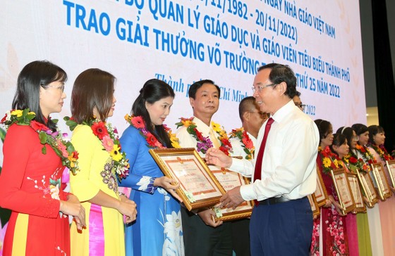 Lãnh đạo TPHCM gặp gỡ 636 nhà giáo tiêu biểu nhân kỷ niệm 40 năm Ngày Nhà giáo Việt Nam  ảnh 6