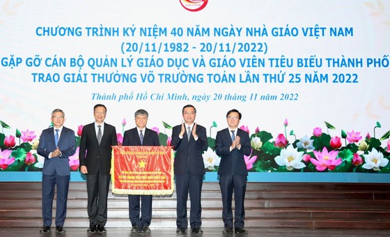 Lãnh đạo TPHCM gặp gỡ 636 nhà giáo tiêu biểu nhân kỷ niệm 40 năm Ngày Nhà giáo Việt Nam  ảnh 11