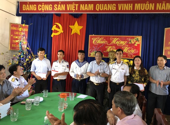 Đoàn công tác thăm và chúc tết cán bộ, chiến sĩ đảo Thổ Chu ảnh 2