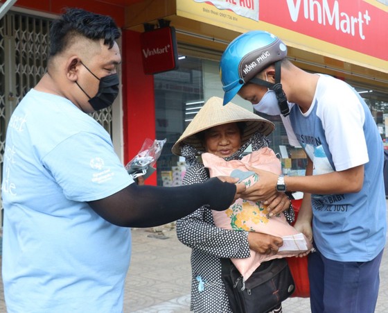 Hỗ trợ tiền, gạo giúp người bán vé số vượt qua khó khăn ảnh 3