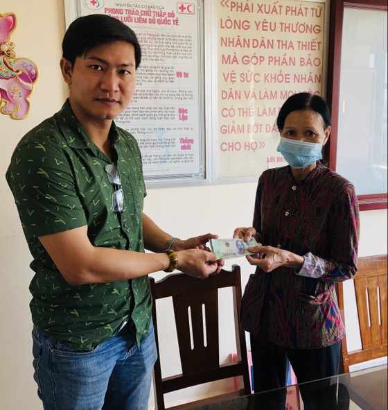 Báo Sài Gòn Giải Phóng trao tiền hỗ trợ cho vợ chồng già mắc bệnh hiểm nghèo ảnh 1
