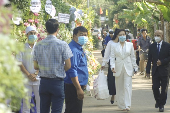 Đông đảo người dân đến viếng đồng chí Trương Vĩnh Trọng ảnh 5