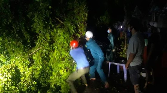 Bến Tre: Lốc xoáy làm sập và tốc mái nhiều căn nhà ảnh 3