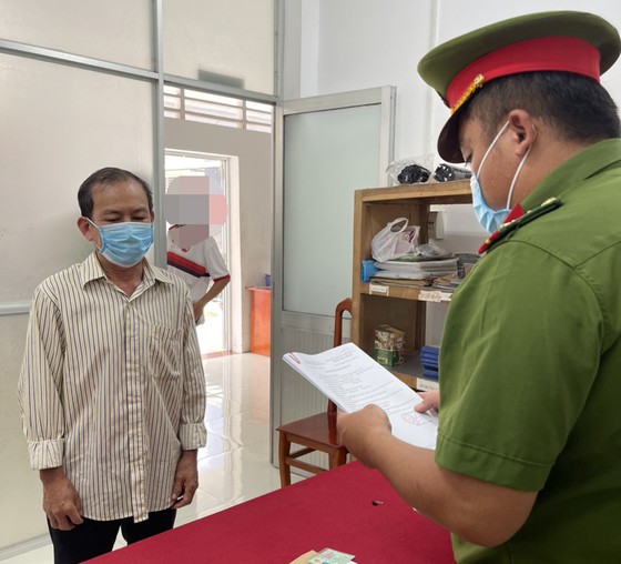 Bắt tạm giam 'ông ngoại hờ' hiếp dâm cháu gái ảnh 1