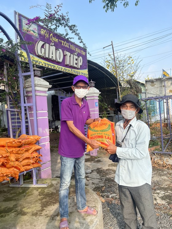 Hội quán Tôi yêu màu tím trao 1 tấn gạo cho bà con nghèo ảnh 1
