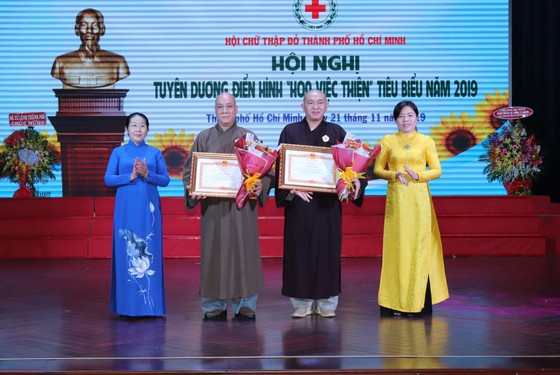 Tuyên dương 73 gương 'Hoa việc thiện' năm 2019 ảnh 2