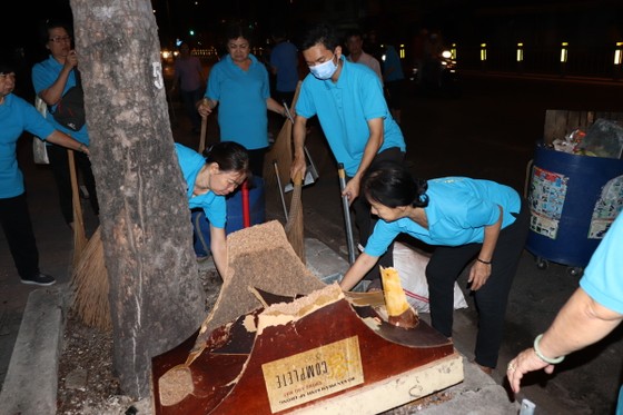Lãnh đạo TPHCM cùng người dân, phật tử vệ sinh đường phố ngày cuối năm ảnh 1