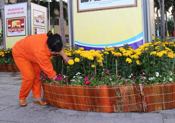 Thăm công nhân vệ sinh, y, bác sĩ trực đêm giao thừa ảnh 3