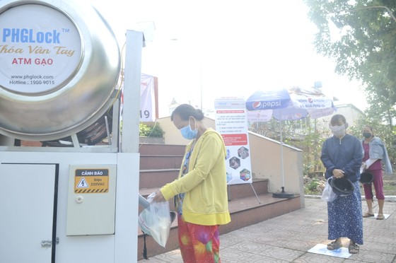 Trao Thư khen của Phó Chủ tịch nước đến người sáng tạo máy 'ATM gạo' ảnh 2