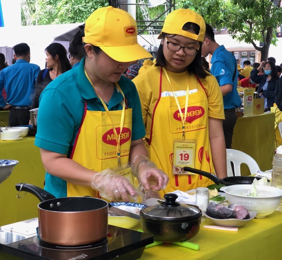Sôi nổi hội thi nấu ăn 'Bữa ăn gia đình Việt' ảnh 4
