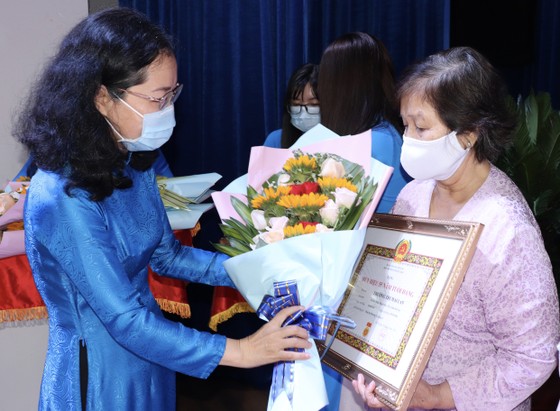 Quận 4 trao Huy hiệu Đảng đợt 2-9 ảnh 1