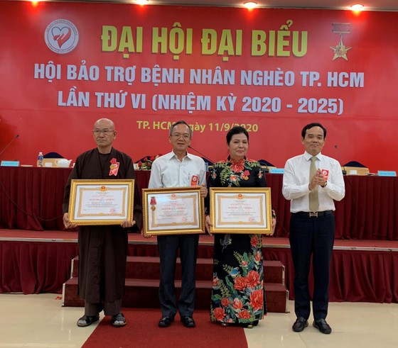 Nhân niềm vui, hạnh phúc cho bệnh nhân nghèo ảnh 3