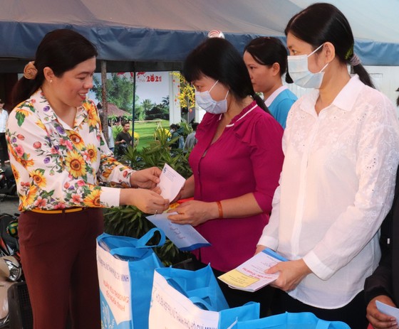 Phụ nữ khó khăn làm đẹp đón tết ảnh 3