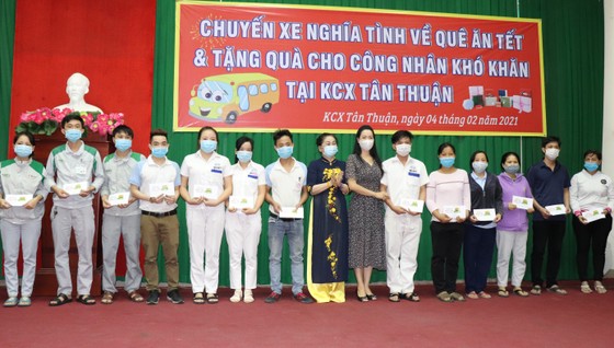Trao quà tết phụ nữ, công nhân khó khăn ảnh 3