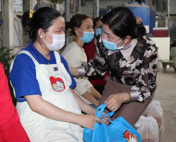 Trao quà tết phụ nữ, công nhân khó khăn ảnh 2