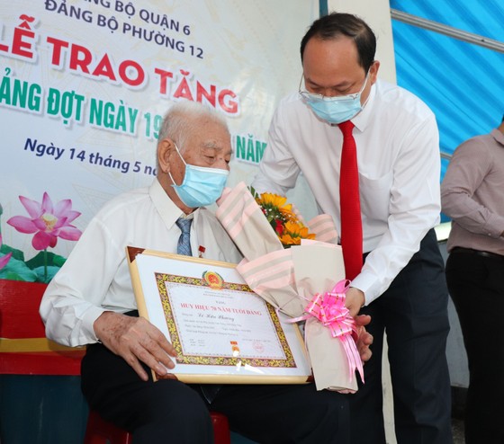 Đồng chí Nguyễn Hồ Hải trao Huy hiệu Đảng cho đảng viên cao tuổi tại quận 6 ảnh 3
