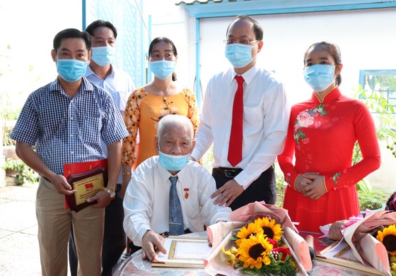 Đồng chí Nguyễn Hồ Hải trao Huy hiệu Đảng cho đảng viên cao tuổi tại quận 6 ảnh 5
