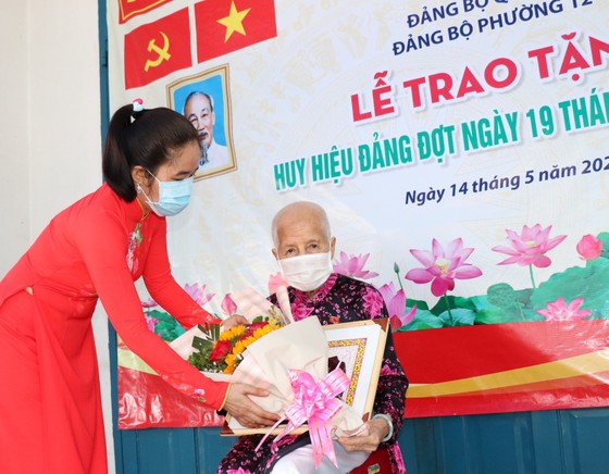 Đồng chí Nguyễn Hồ Hải trao Huy hiệu Đảng cho đảng viên cao tuổi tại quận 6 ảnh 2