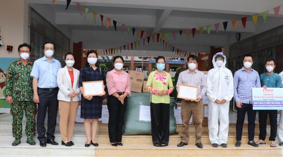 Hội Nhà báo TPHCM thăm, tặng quà đội ngũ tuyến đầu chống dịch ảnh 3