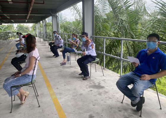 Hơn 300 công nhân '3 tại chỗ' trong KCX Tân Thuận được tiêm vaccine Vero Cell ảnh 1