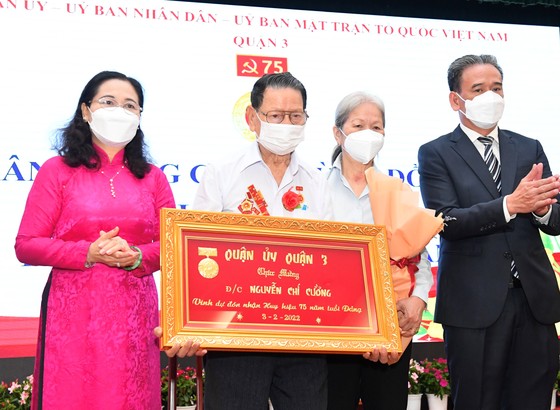 Trao Huy hiệu Đảng đợt 3-2 cho các đảng viên cao tuổi tại quận 3 ảnh 2