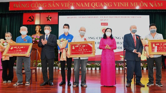 Trao Huy hiệu Đảng đợt 3-2 cho các đảng viên cao tuổi tại quận 3 ảnh 4