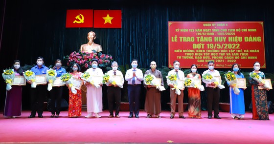 Chủ tịch UBND TPHCM Phan Văn Mãi trao Huy hiệu Đảng cho các đảng viên cao tuổi đảng tại quận 7 ảnh 16