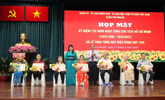 Chủ tịch UBND TPHCM Phan Văn Mãi trao Huy hiệu Đảng cho các đảng viên cao tuổi đảng tại quận 7 ảnh 9