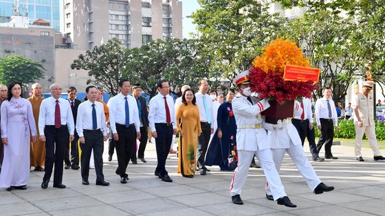 Lãnh đạo TPHCM dâng hương tưởng niệm Chủ tịch Hồ Chí Minh, Chủ tịch Tôn Đức Thắng ảnh 4