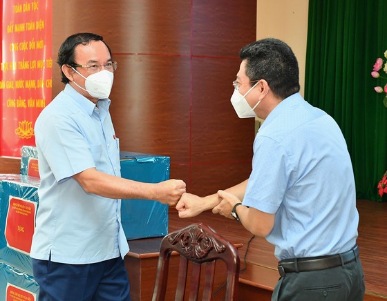 Quận 7 đặt kế hoạch mở lại kinh doanh, ưu tiên hàng hóa thiết yếu ảnh 3 Bí thư Thành ủy TPHCM Nguyễn Văn Nên: Từng bước đưa cuộc sống trở lại trạng thái bình thường mới ảnh 3