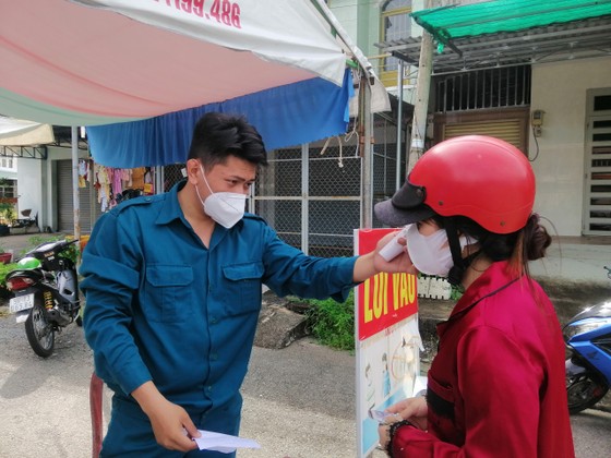 Người dân Củ Chi đi chợ 'bình thường mới' ảnh 5