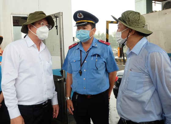 Lãnh đạo TPHCM thăm lực lượng làm nhiệm vụ phòng chống dịch Covid-19 ảnh 1