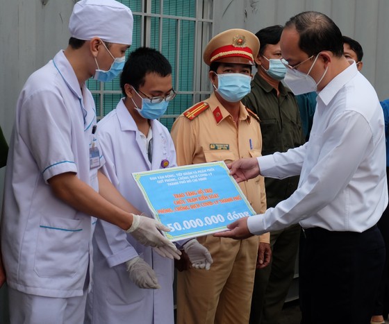 Lãnh đạo TPHCM thăm lực lượng làm nhiệm vụ phòng chống dịch Covid-19 ảnh 2