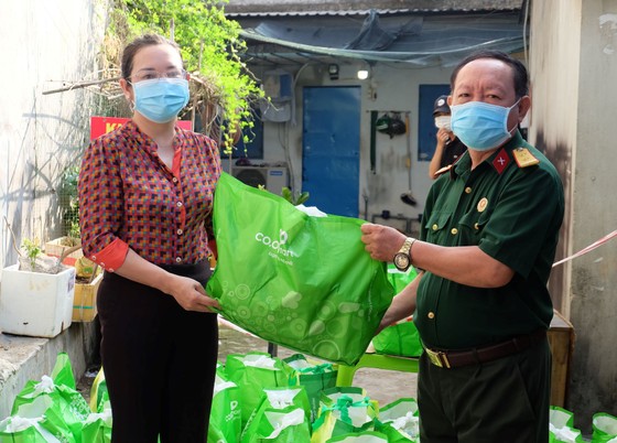 Đi chợ giúp người dân bị ảnh hưởng bởi dịch Covid-19 ảnh 4