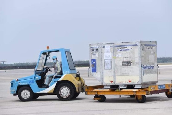 117.600 liều vaccine Covid-19 đầu tiên đã về Việt Nam ảnh 8 117.600 liều vaccine Covid-19 đầu tiên đã về Việt Nam ảnh 7