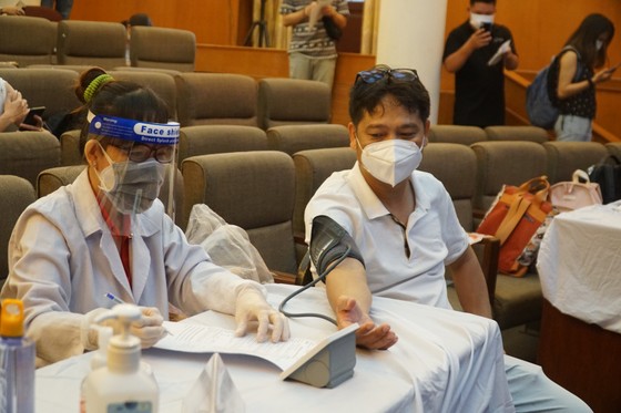 TPHCM: Hoàn thành kế hoạch tiêm vaccine đợt 5, bắt đầu tiêm đợt 6 ảnh 2 TPHCM: Hoàn thành kế hoạch tiêm vaccine đợt 5, bắt đầu tiêm đợt 6 ảnh 1