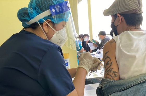TPHCM bắt đầu tiêm vaccine Covid-19 liều bổ sung và liều nhắc lại ảnh 1