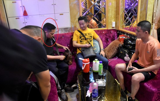 Kiểm tra đột xuất, lãnh đạo TPHCM phát hiện người đang cách ly... trong nhà hàng ảnh 3