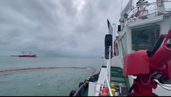 Tàu chở gần 10.000 tấn hàng chìm, 17 người được cứu ảnh 1 Tàu chở gần 10.000 tấn hàng chìm, 17 người được cứu ảnh 1