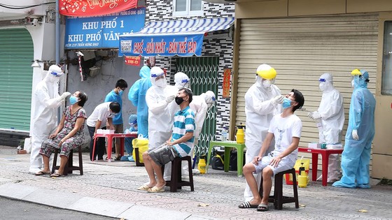 Tầm soát, phát hiện nhiều F0 trong cộng đồng: Sẵn sàng phương án điều trị ảnh 1