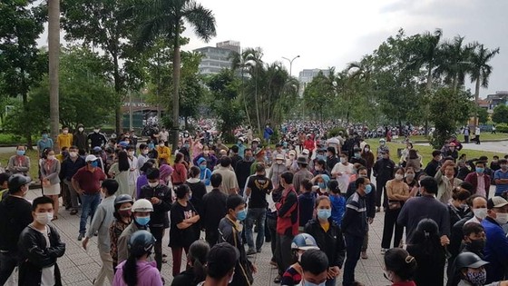 Chen chúc chờ tiêm vaccine phòng Covid-19 tại Trung tâm Thể thao tỉnh Thừa Thiên – Huế ảnh 4