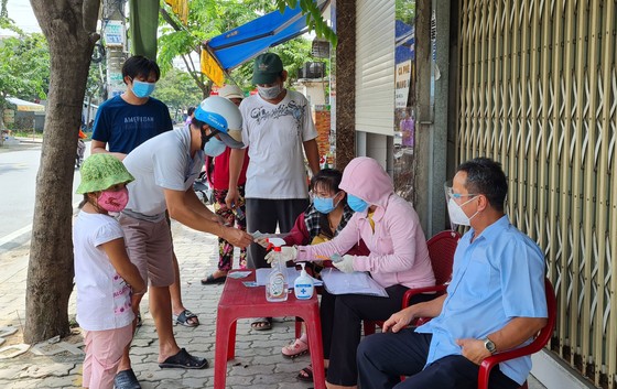 Hỗ trợ người dân qua tài khoản: An toàn, minh bạch, hạn chế lây nhiễm ảnh 1