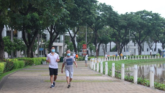 Sau 2 tuần nới lỏng giãn cách: Nhịp sống từng bước thích ứng an toàn ảnh 2 Sau 2 tuần nới lỏng giãn cách: Nhịp sống từng bước thích ứng an toàn ảnh 1