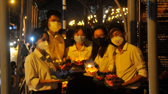 Lễ tưởng niệm đồng bào tử vong và cán bộ, chiến sĩ hy sinh do đại dịch Covid-19 ảnh 28