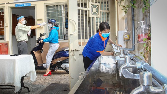 TPHCM đón học sinh khối 9, 12 trở lại trường: Bảo đảm an toàn phòng dịch trên hết ảnh 1