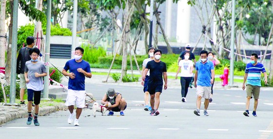 Kiểm soát ca mới, hạn chế tử vong để TPHCM thích ứng và phục hồi kinh tế ảnh 2 Kiểm soát ca mới, hạn chế tử vong để TPHCM thích ứng và phục hồi kinh tế ảnh 2